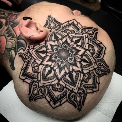 Tatouage mandala sur le coté du crane